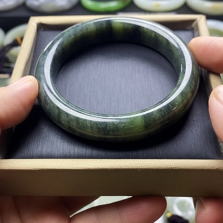 和田玉未镶嵌手镯