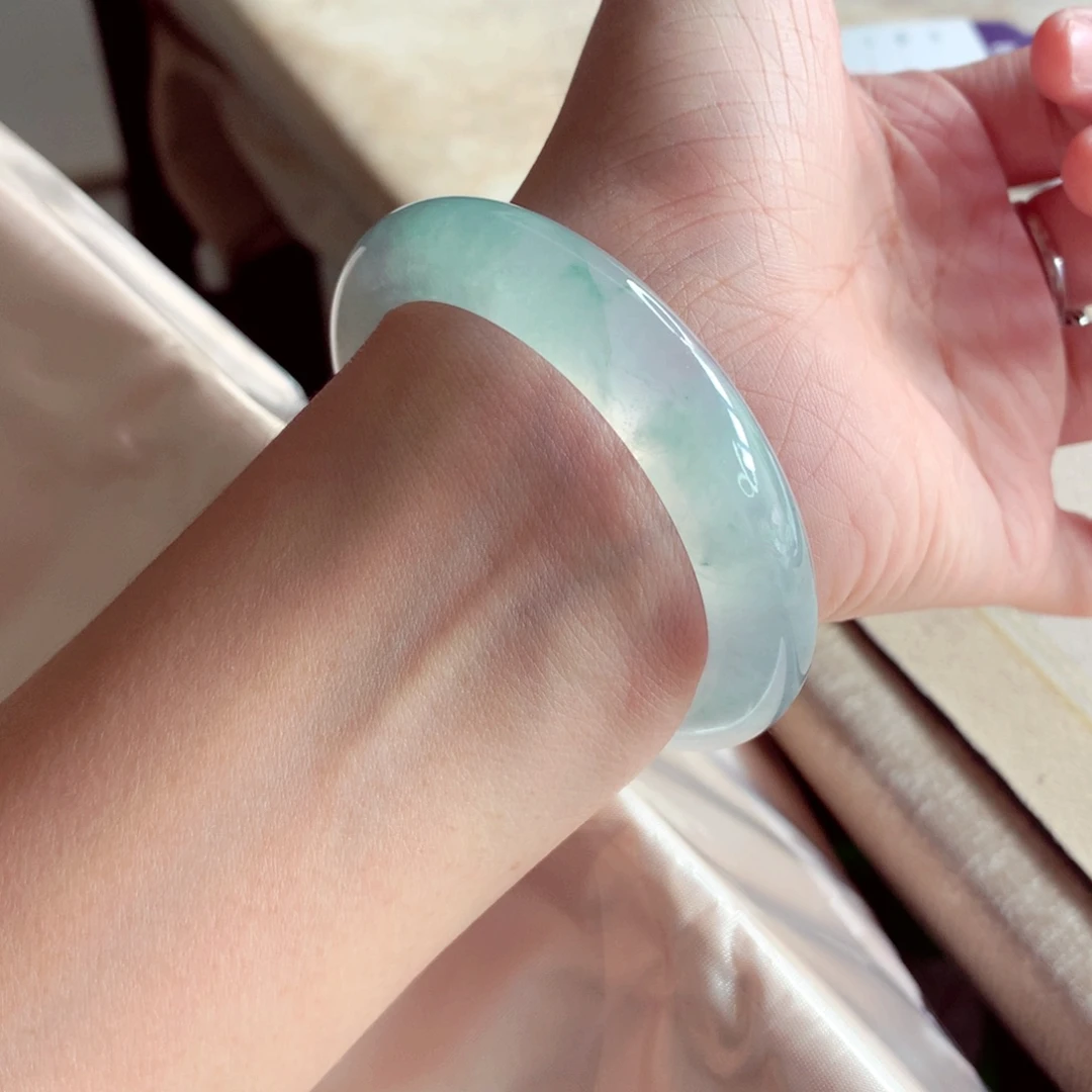 翡翠未镶嵌手镯52.2炸光蓝冰高货微瑕A