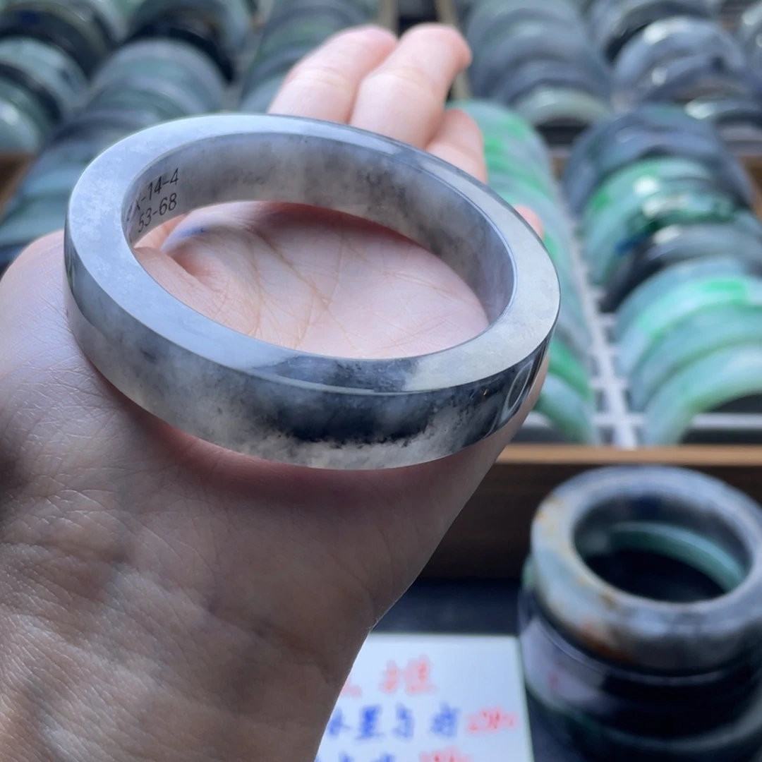 定制翡翠未镶嵌翡翠手镯
