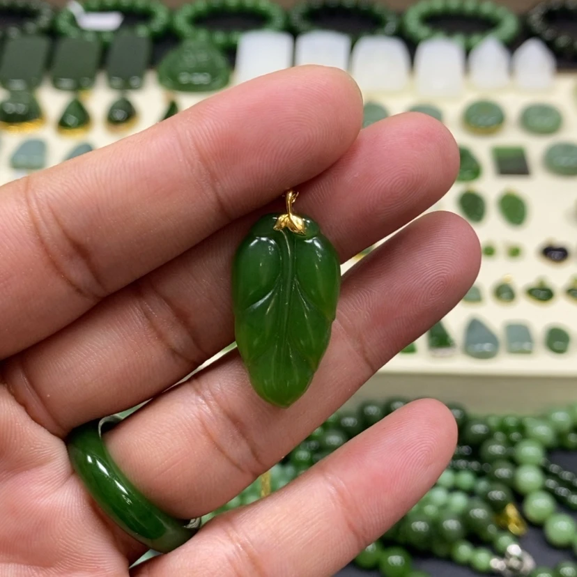 【闪购商品】颈饰18K金镶嵌和田玉（碧玉）
