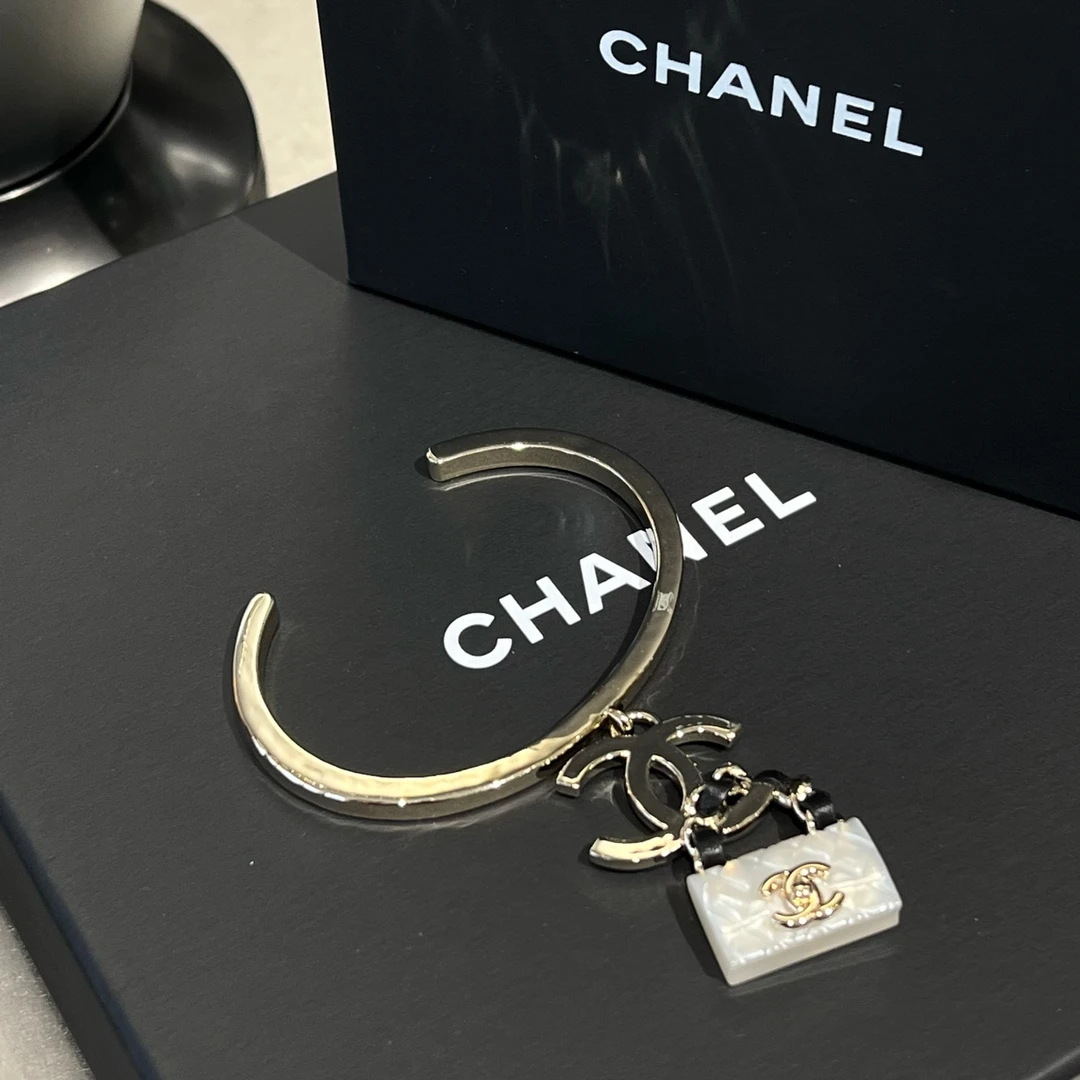 全新未使用 Chanel/香奈儿 皮链菱格纹白开口手镯 金色 M码