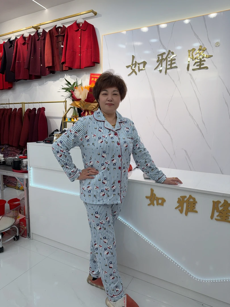 新款舒服透气翻领开扣卡通长袖睡衣105