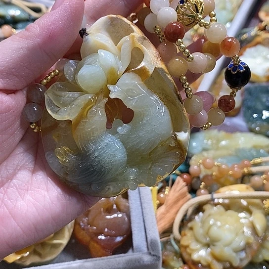 蛇纹石玉未镶嵌颈饰