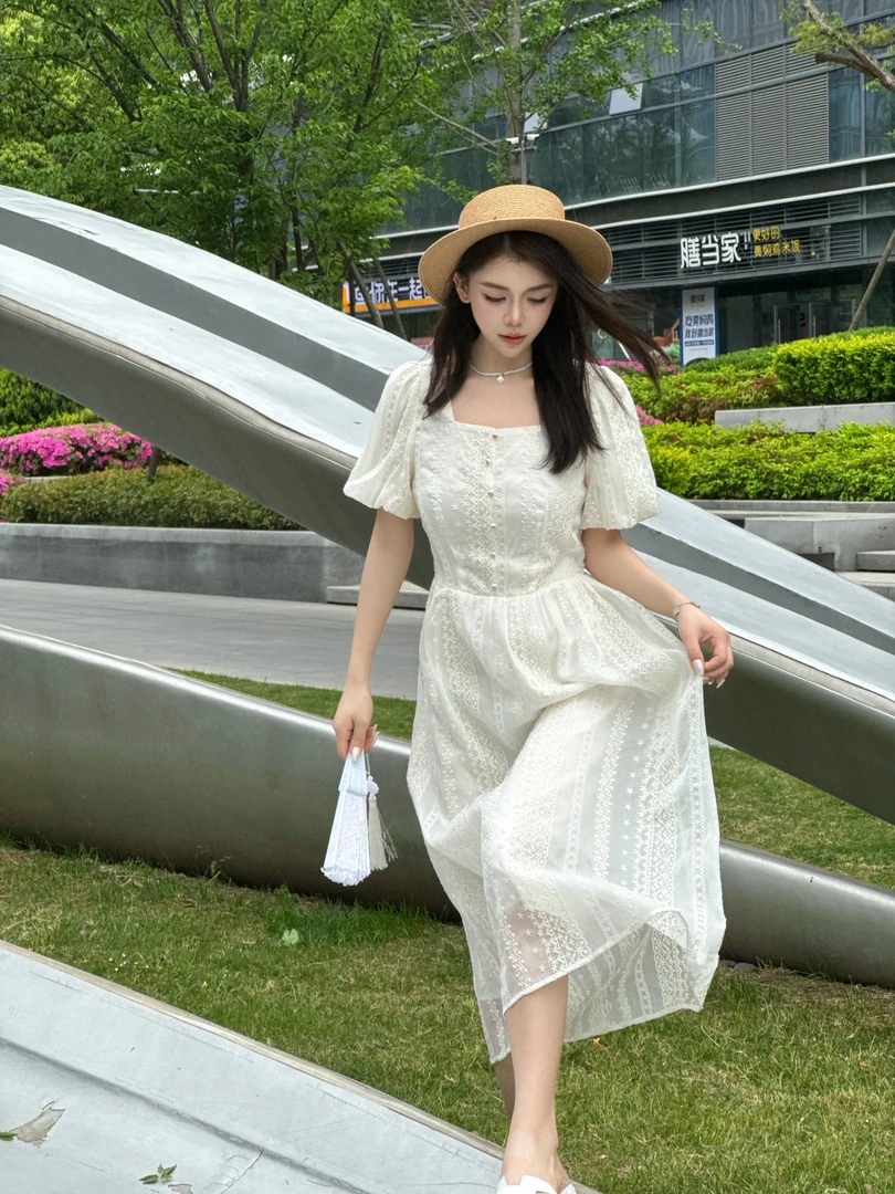 简约温柔的代表点缀针织花边加上收腰的长款精致连衣裙蕾丝裙子