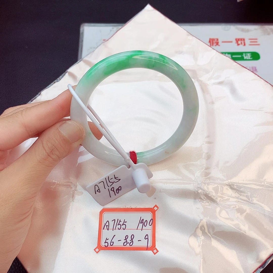 翡翠手镯未镶嵌翡翠