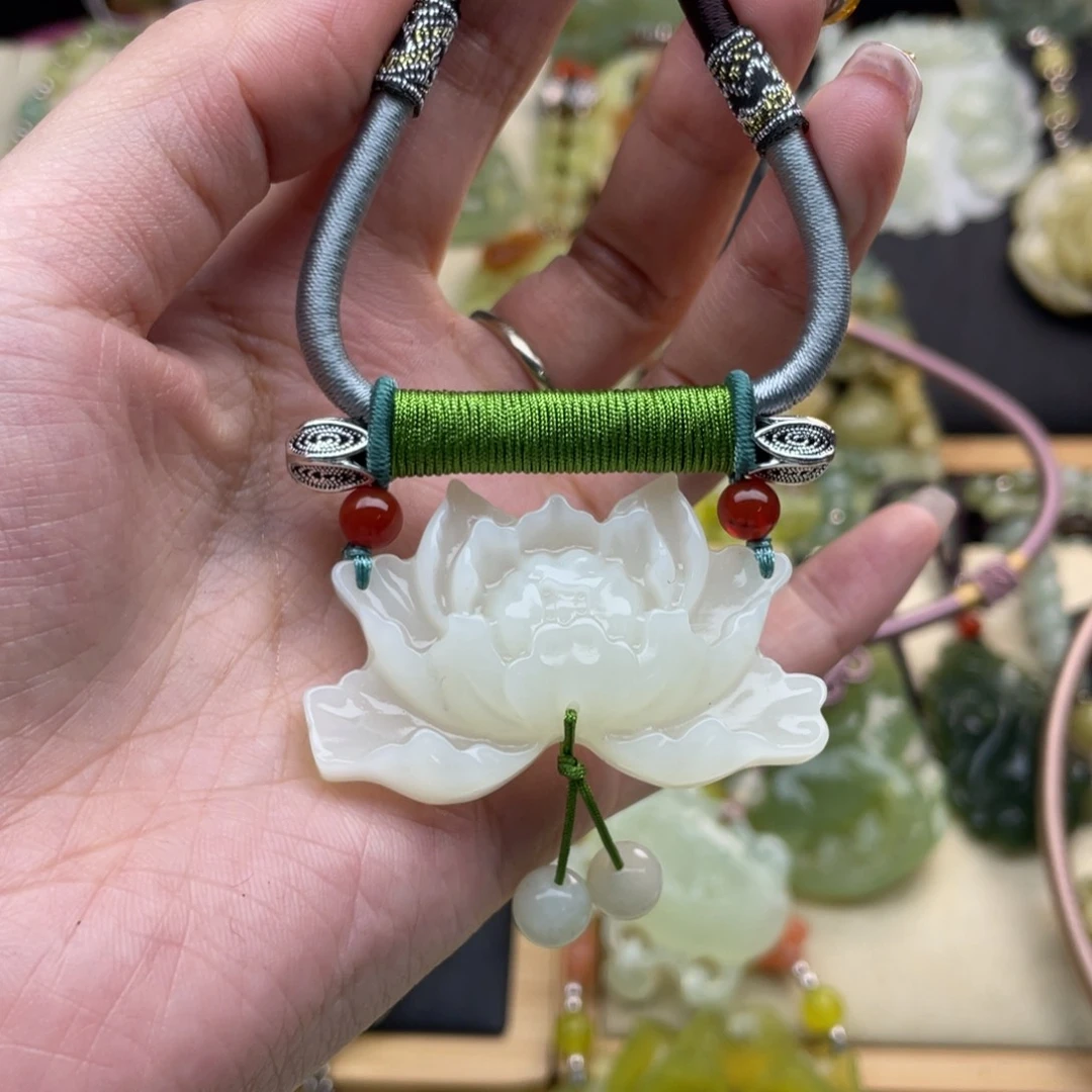 蛇纹石玉颈饰未镶嵌