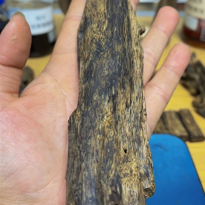 沉香沉香碎屑学****测千里香虫漏71克