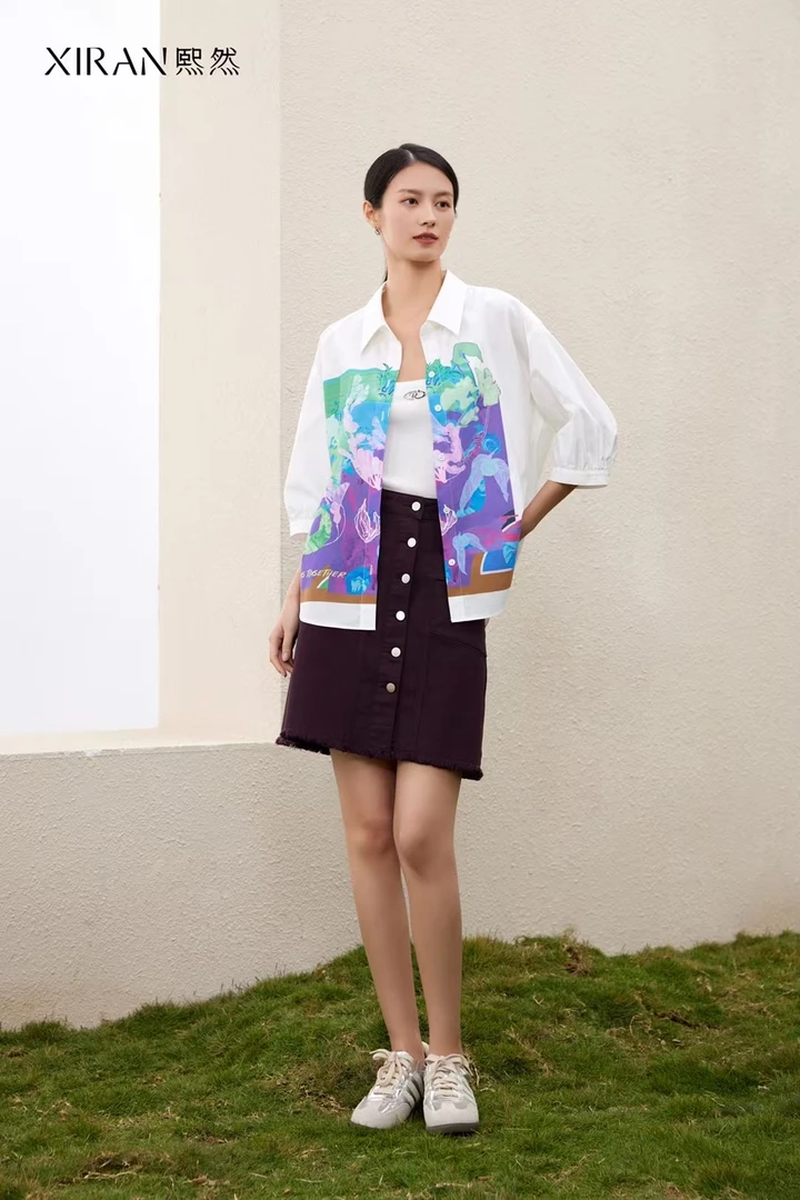 白底紫花衬衣休闲时尚