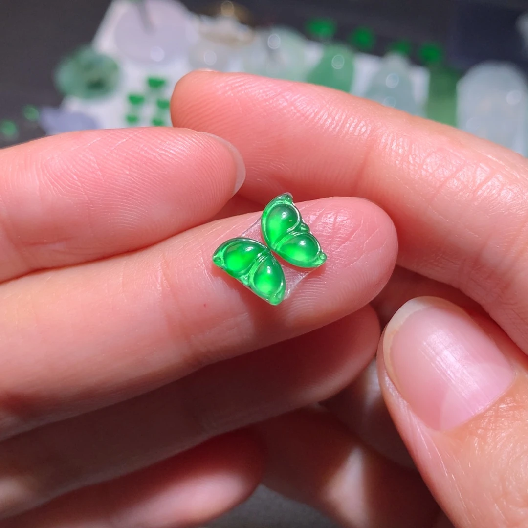 肌***人翡翠未镶嵌颈饰蝴蝶