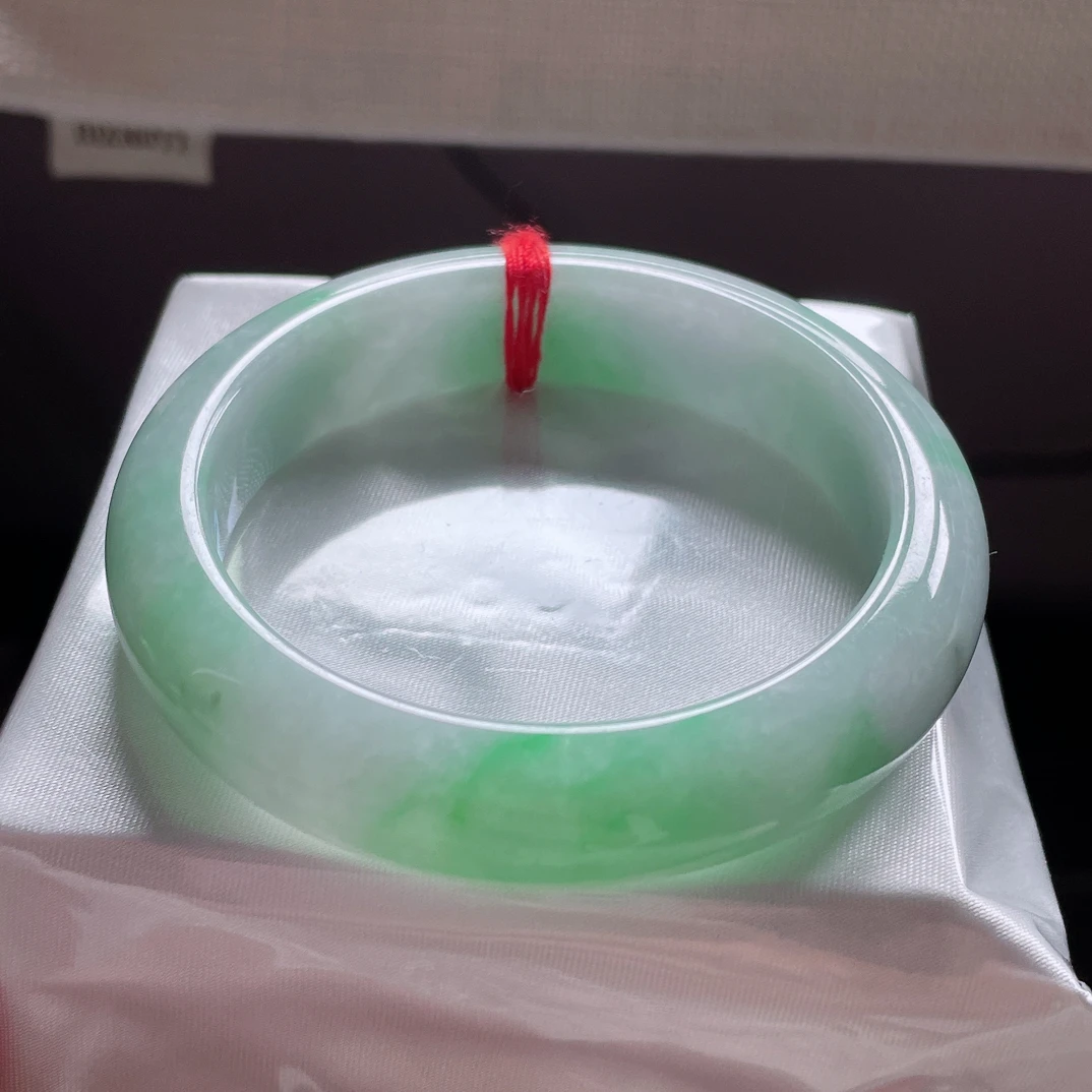 天然缅甸翡翠Ａ货 糯种飘绿54.8圈正圈手镯 底子细腻（有纹）