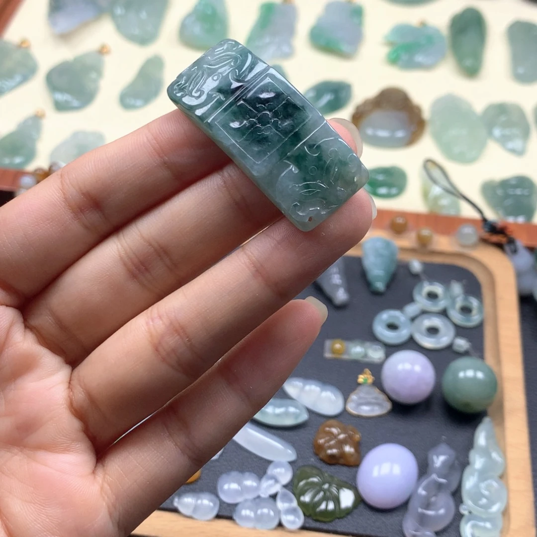 翡翠未镶嵌颈饰手牌