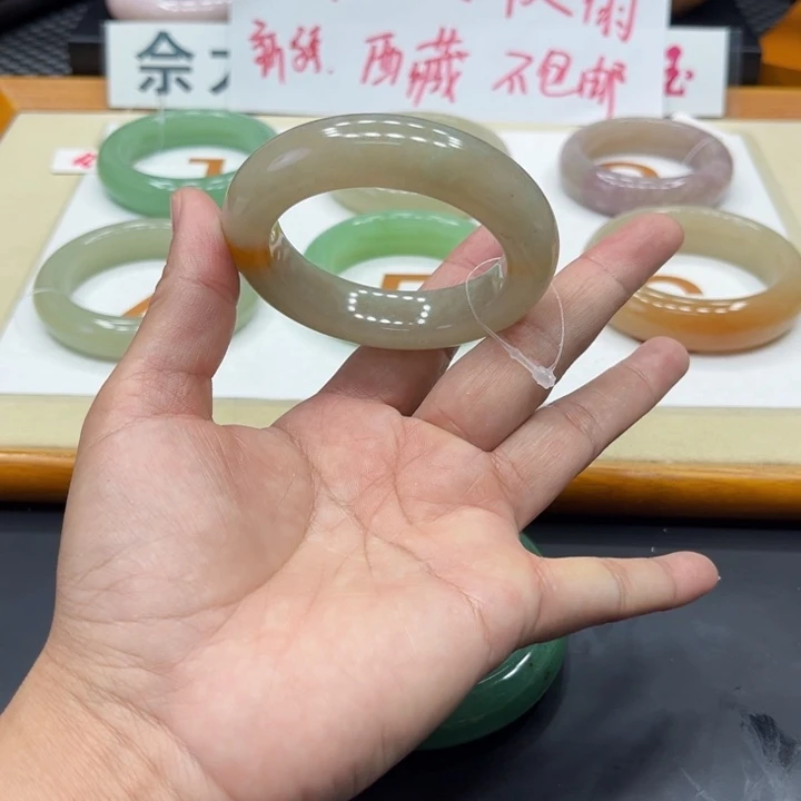 未镶嵌手镯石英质玉博**生