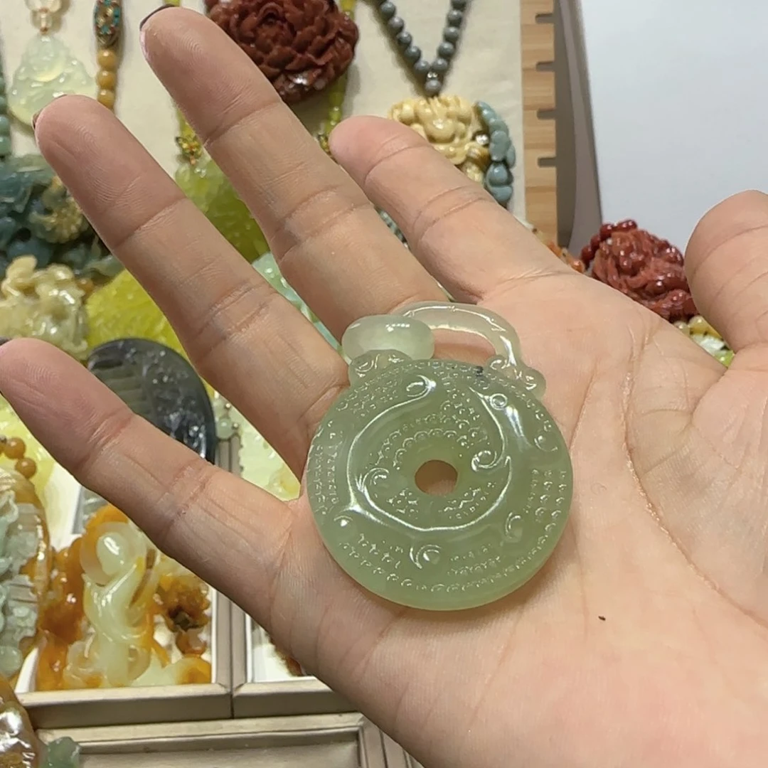 未镶嵌蛇纹石玉吊坠