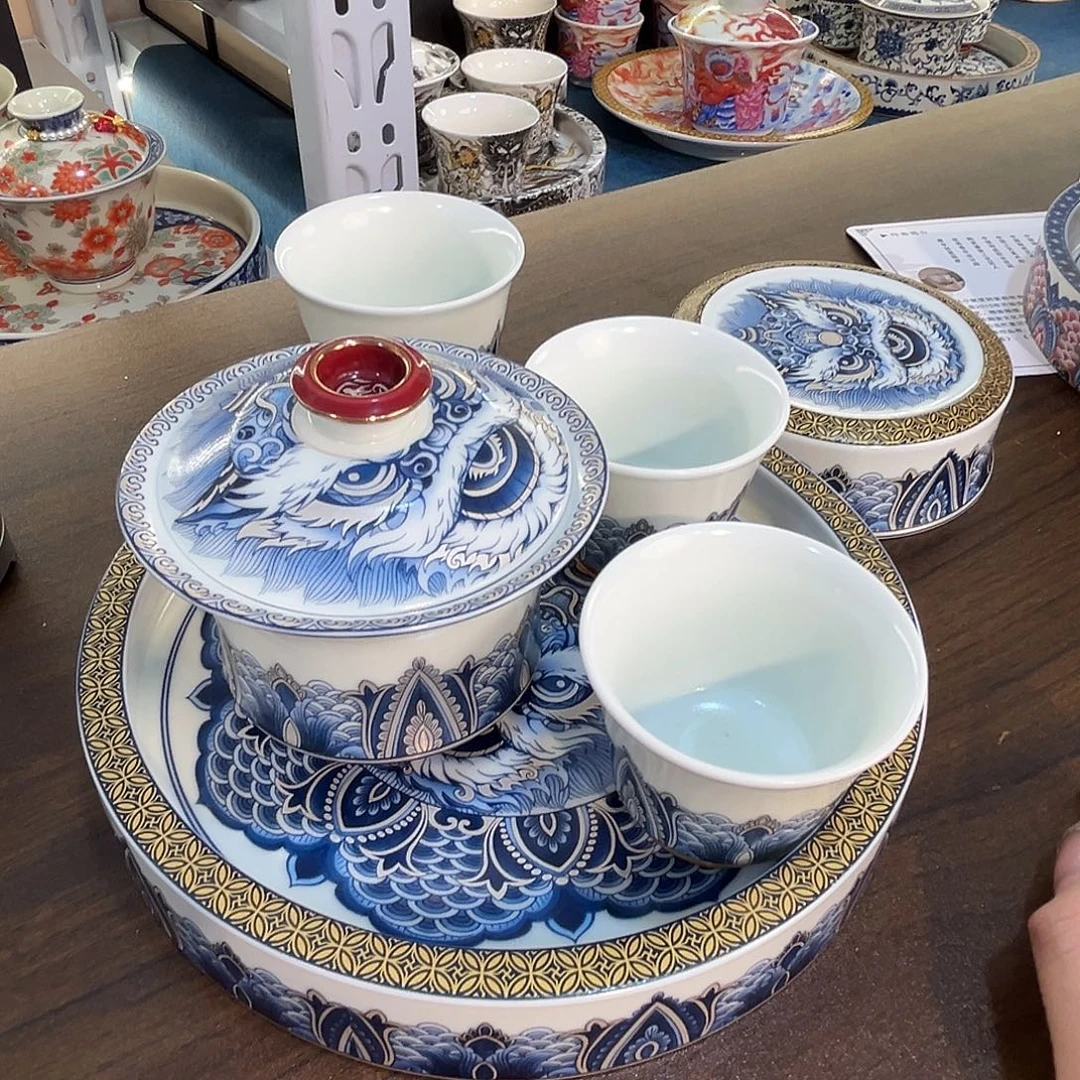 这些盖碗很漂亮我很喜欢！！！