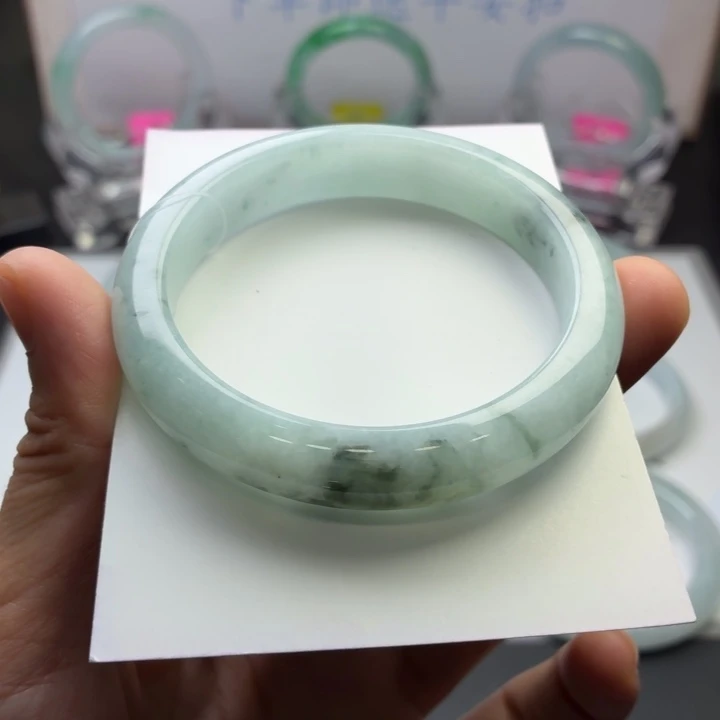 翡翠手镯未镶嵌翡翠手镯