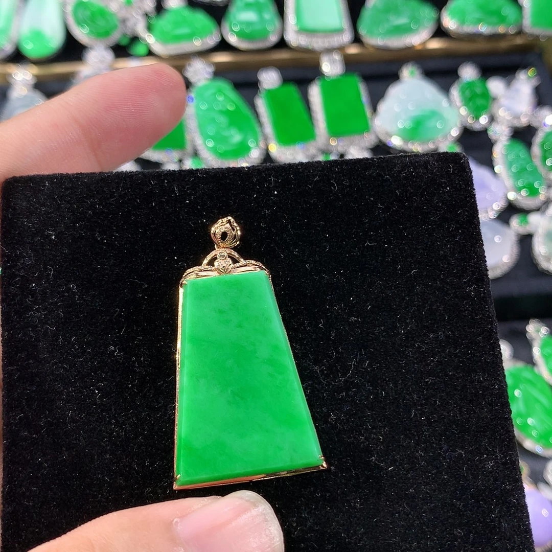 翡翠18K金镶嵌颈饰