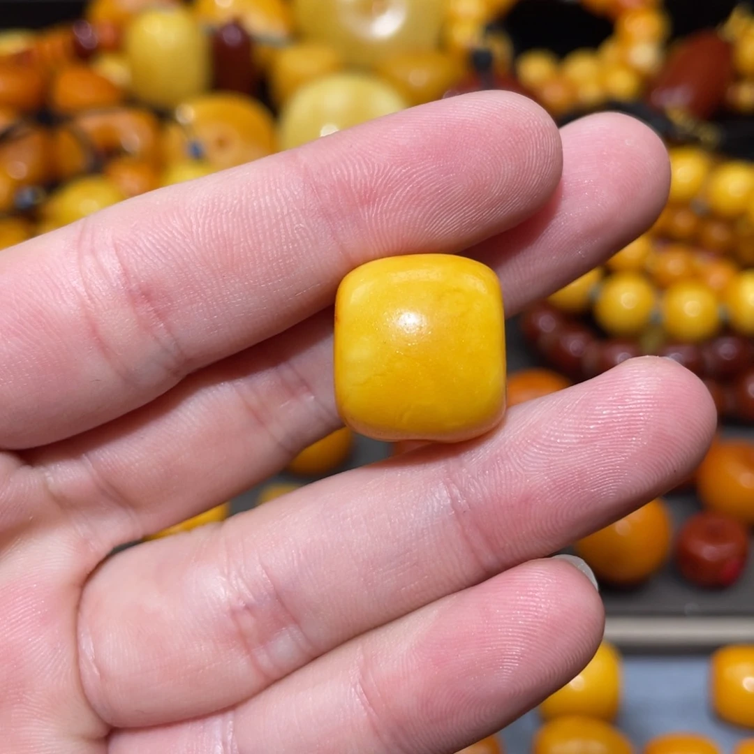 逸***者未镶嵌琥珀裸石四通