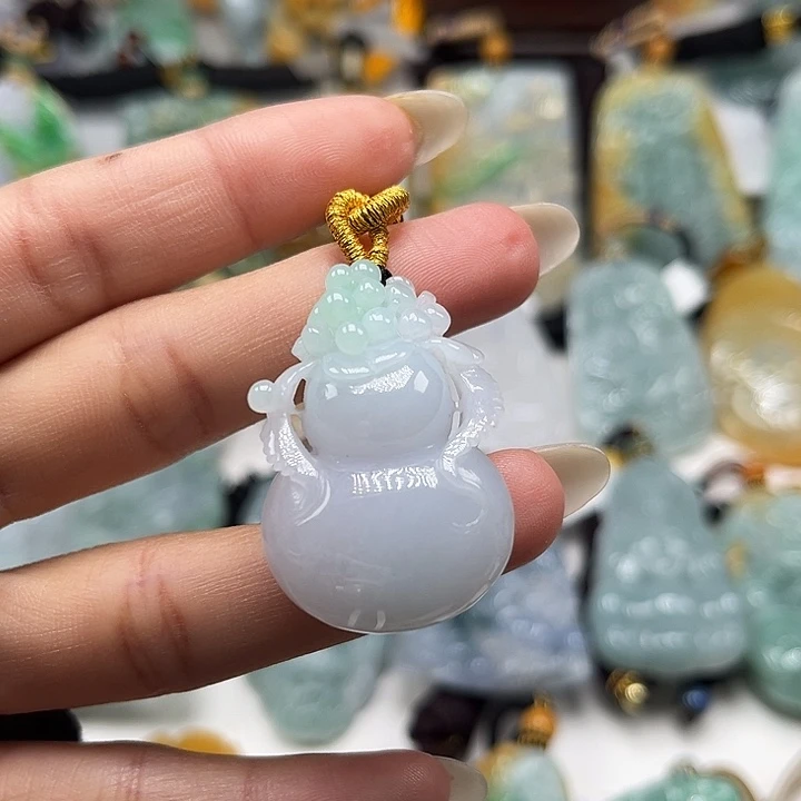 翡翠未镶嵌颈饰葫芦