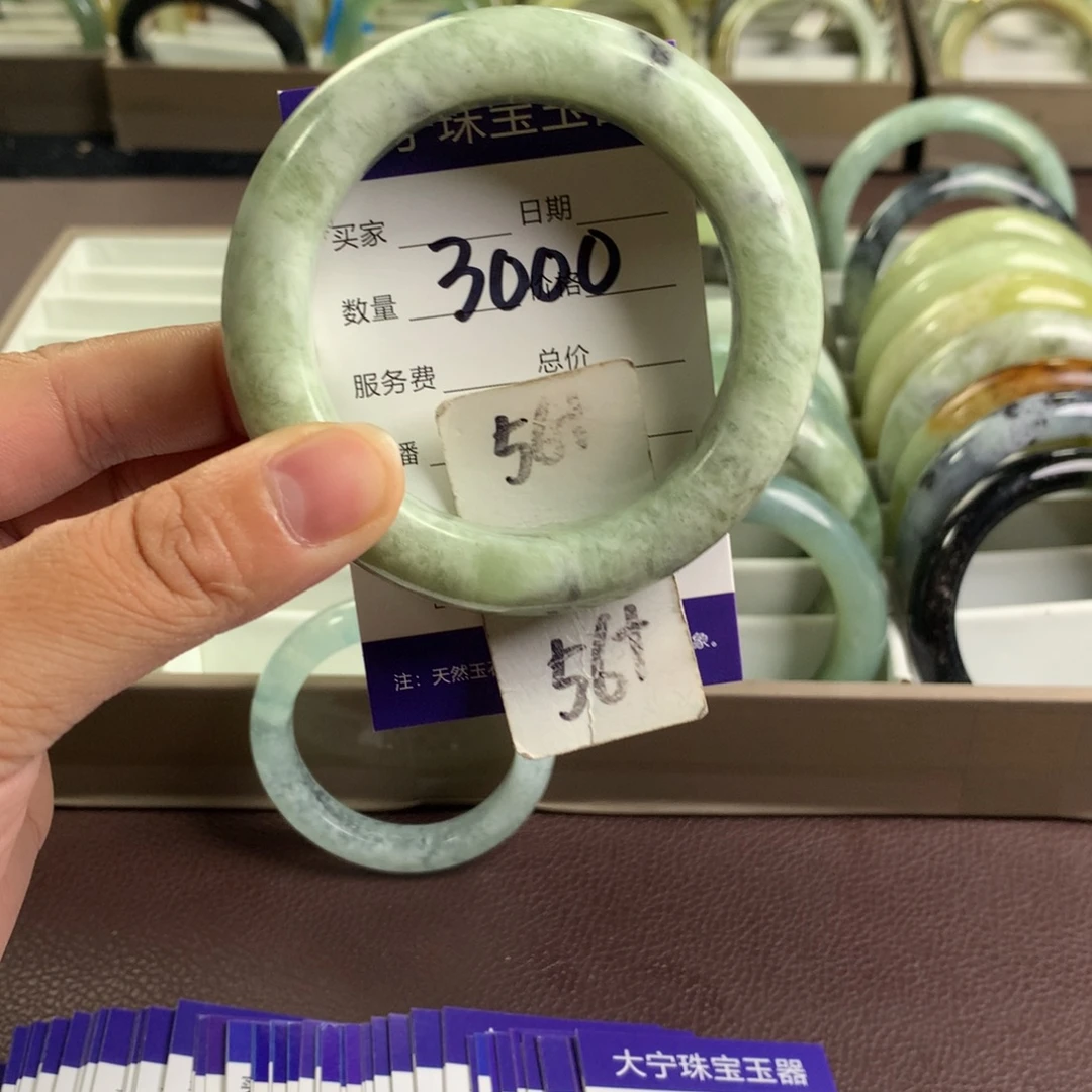 未镶嵌蛇纹石玉颈饰3000