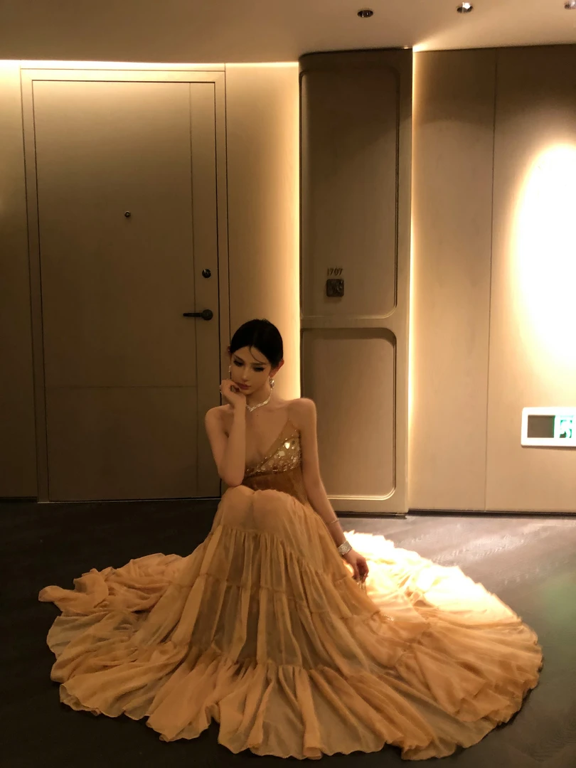 ChiclyNana  法式轻奢连衣裙亮片褶皱生日宴会温柔吊带长裙轻礼服