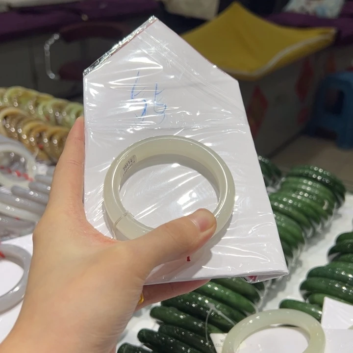 善***己和田玉未镶嵌手镯