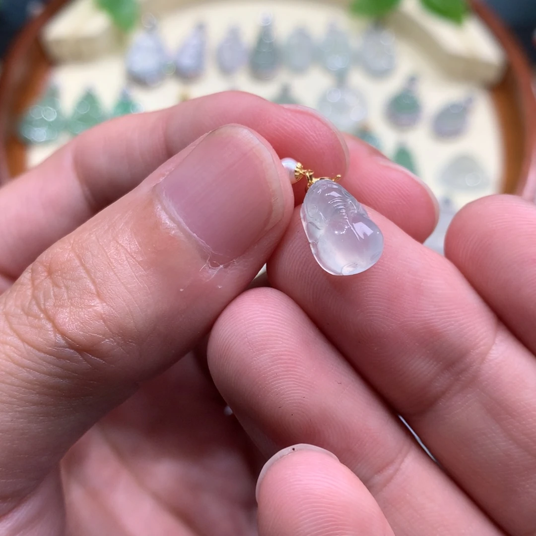 颈饰18K金镶嵌翡翠貔貅