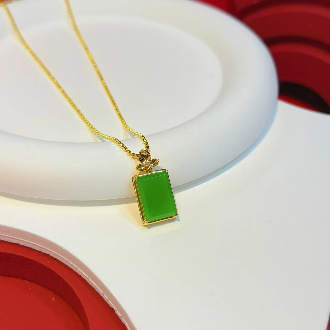 18K金三叶花镶嵌10*14mm苹果绿无事牌HNZ11680