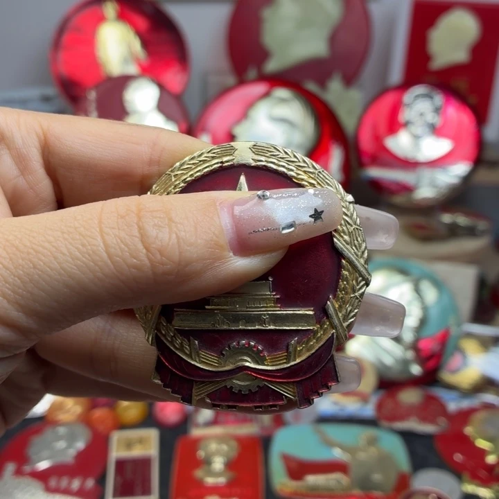 高***程爷爷像章一枚品相如图