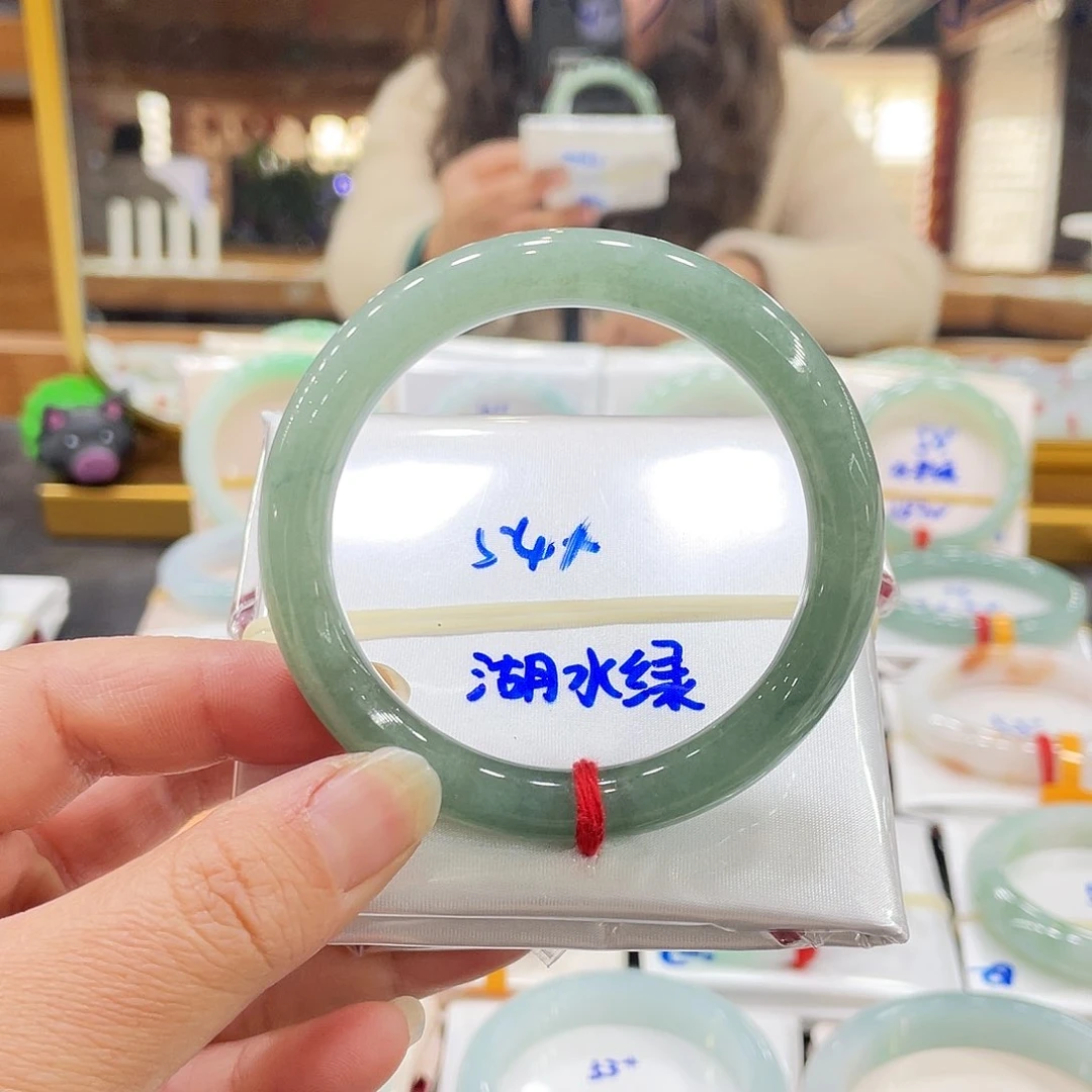 翡翠手镯未镶嵌翡翠