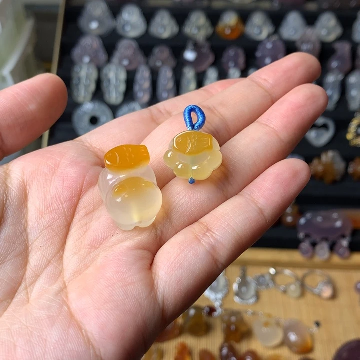 未镶嵌颈饰玛瑙/玉髓陈**?