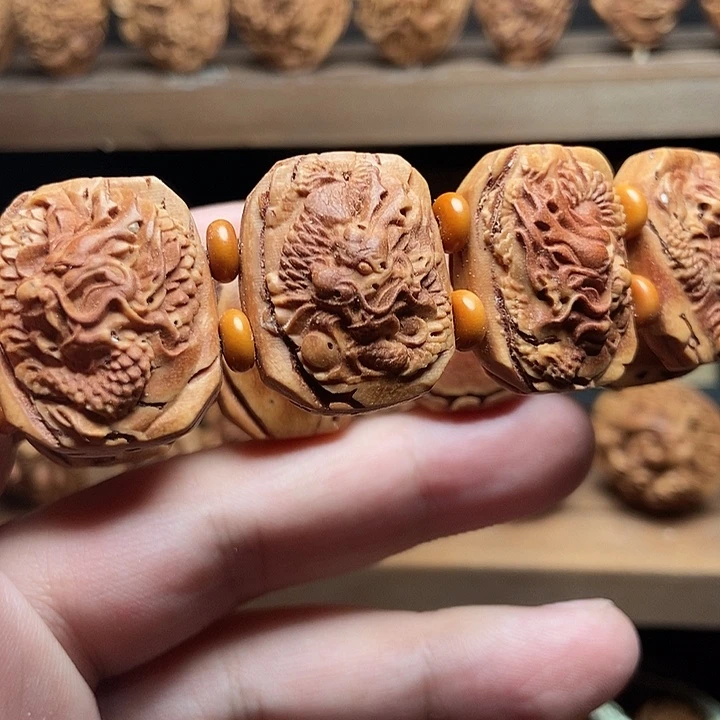 桃核浮雕九龙手牌