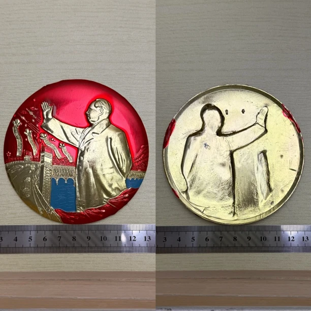 四号链接教员铝制金属老像章饰品摆件收藏品