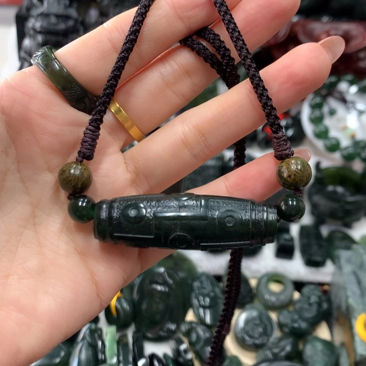 蛇纹石玉未镶嵌颈饰