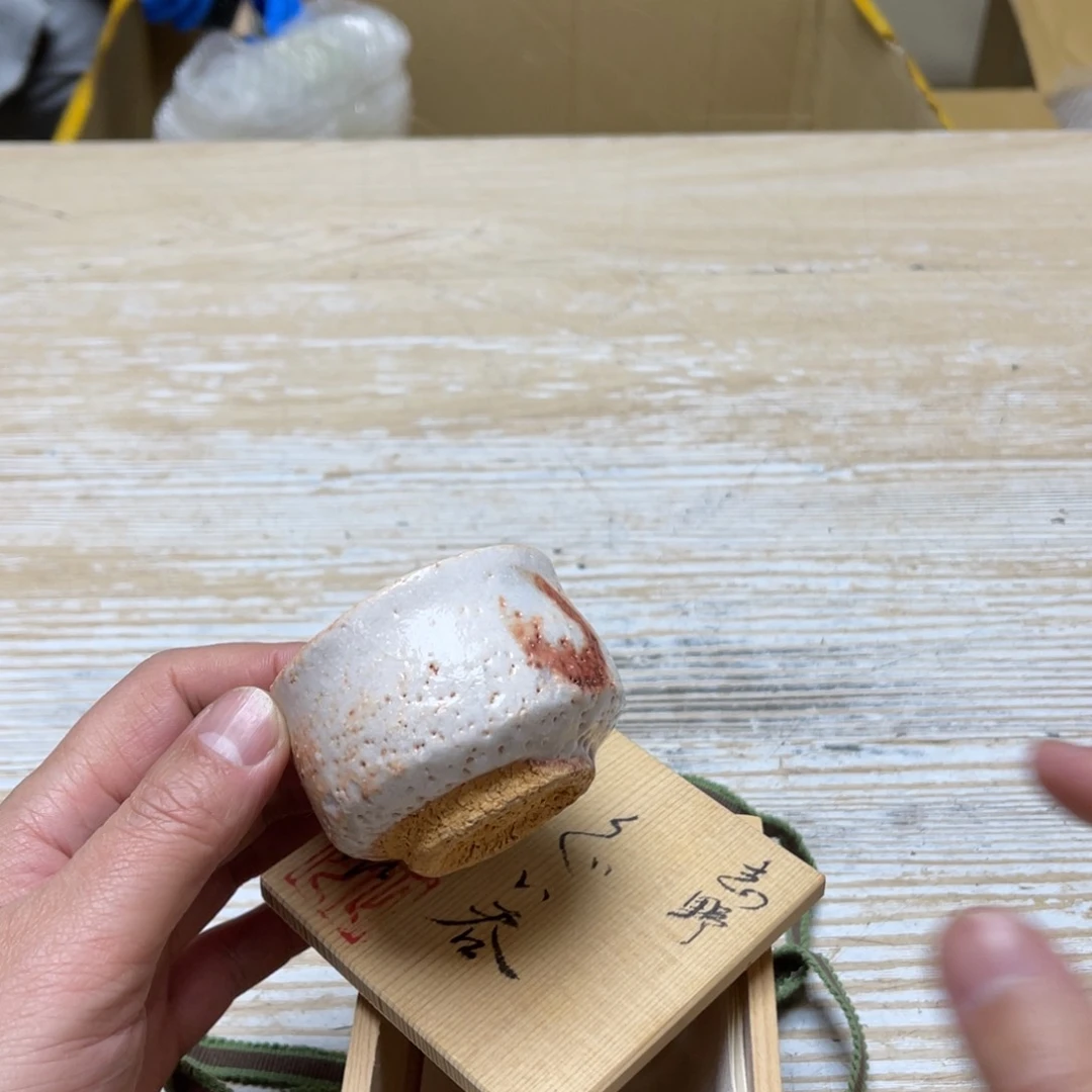 瓷片密密麻麻地排列着一个