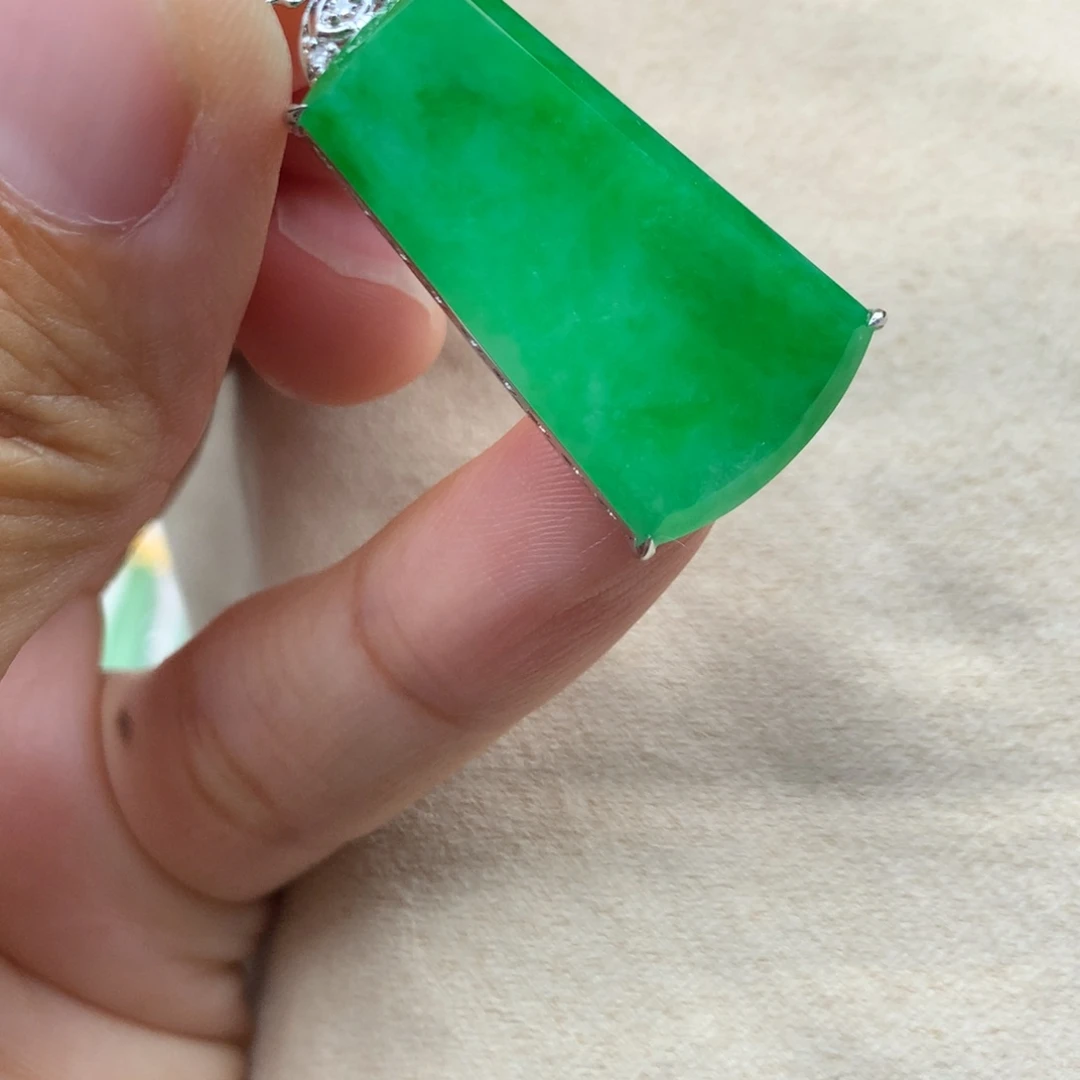 翡翠18K金镶嵌吊坠(不含链)绿无事牌