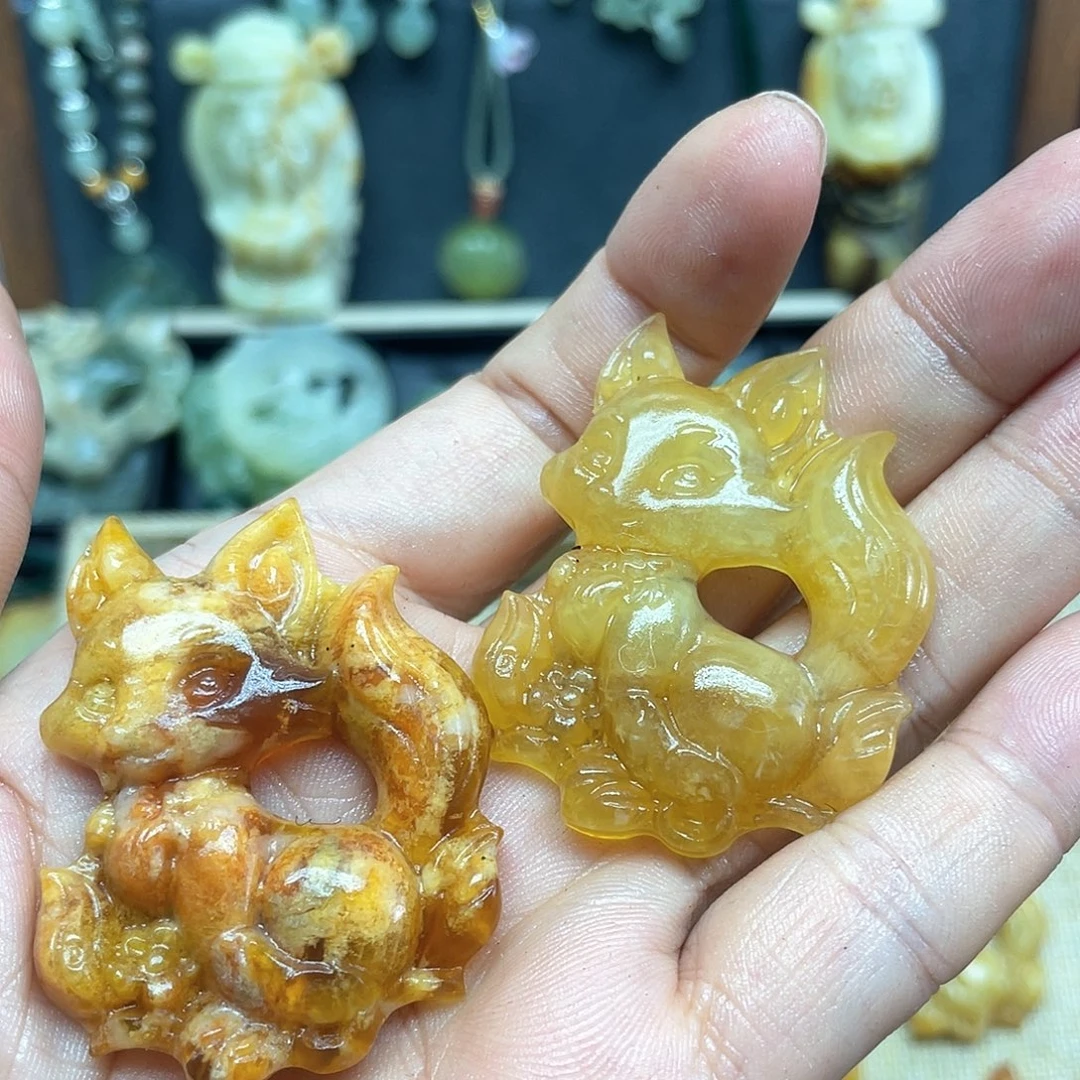 晓***悦未镶嵌蛇纹石玉颈饰