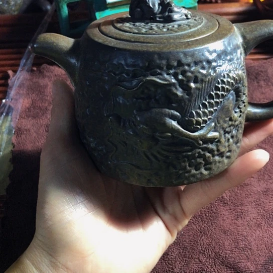 紫砂茶壶原矿泥料手工制作的紫砂壶。