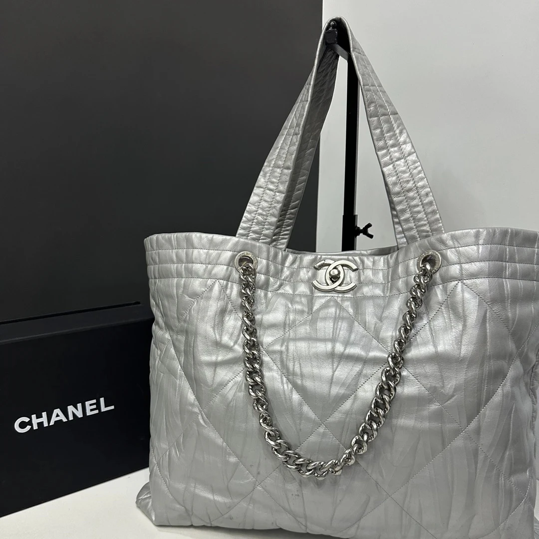 95新 Chanel/香奈儿 太空银熔岩链托特包24开48cm/0995111606