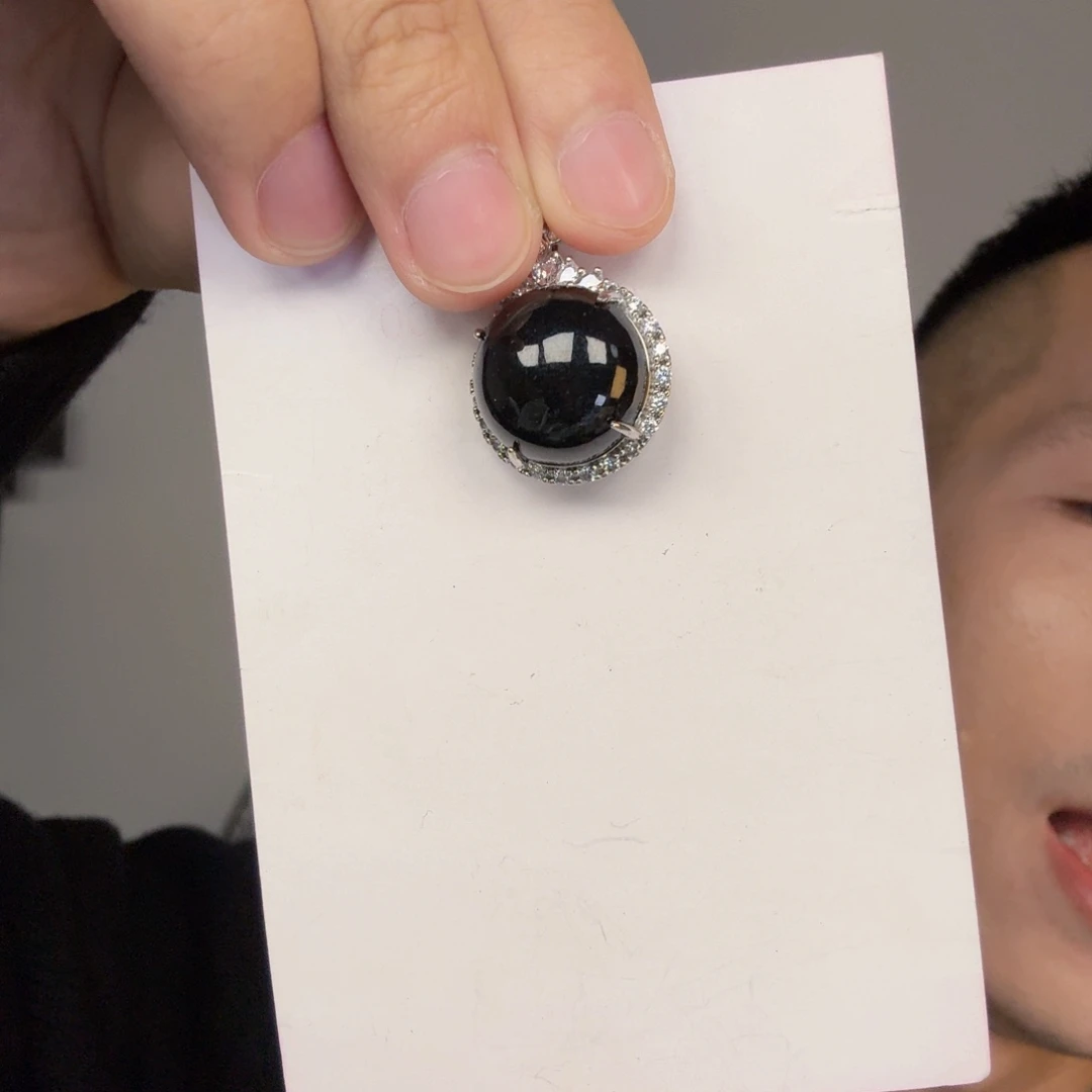 翡翠未镶嵌颈饰一件