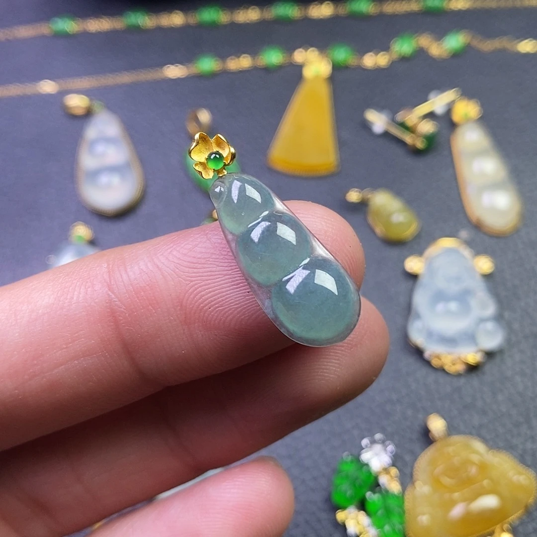 颈饰18K金镶嵌翡翠