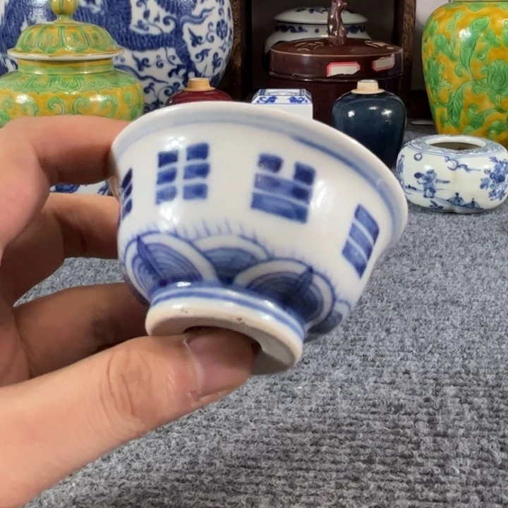 玉***蟾杯一个青花的小杯子