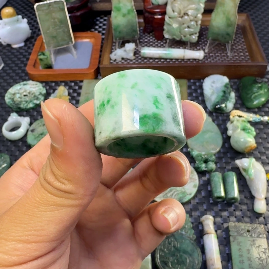 翡翠颈饰未镶嵌翡翠颈饰未镶嵌..