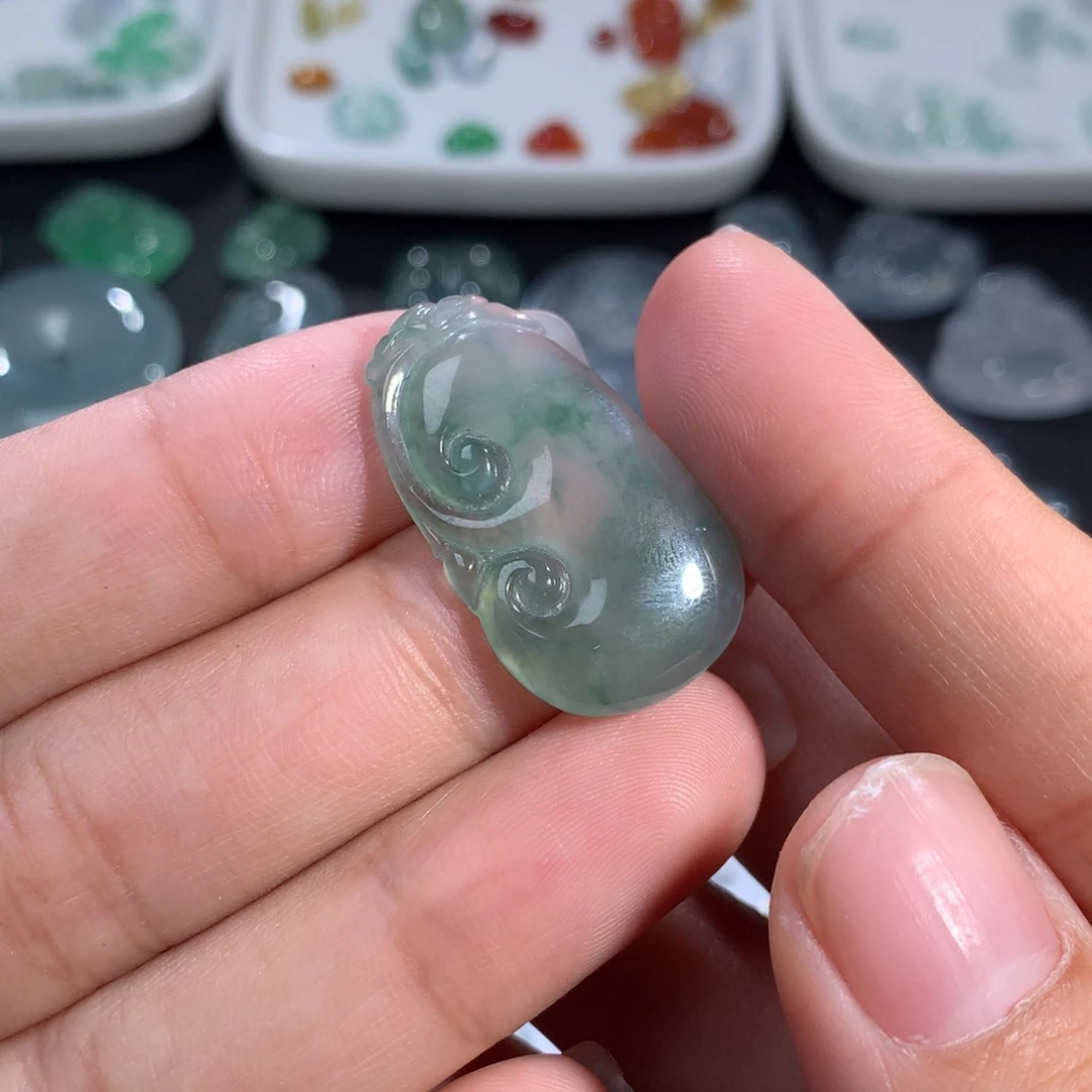 翡翠裸石未镶嵌飘花如意