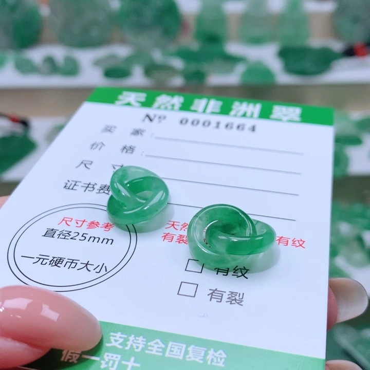 颈饰未镶嵌石英质玉爸***牙