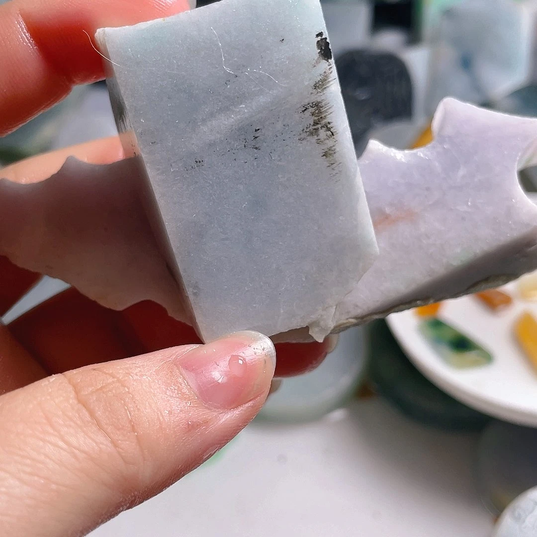 颈饰未镶嵌翡翠。