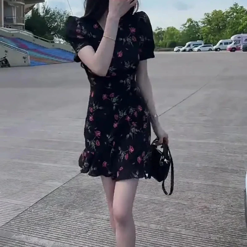 新款夏季法式v领短袖荷叶边碎花连衣裙收腰显瘦短裙