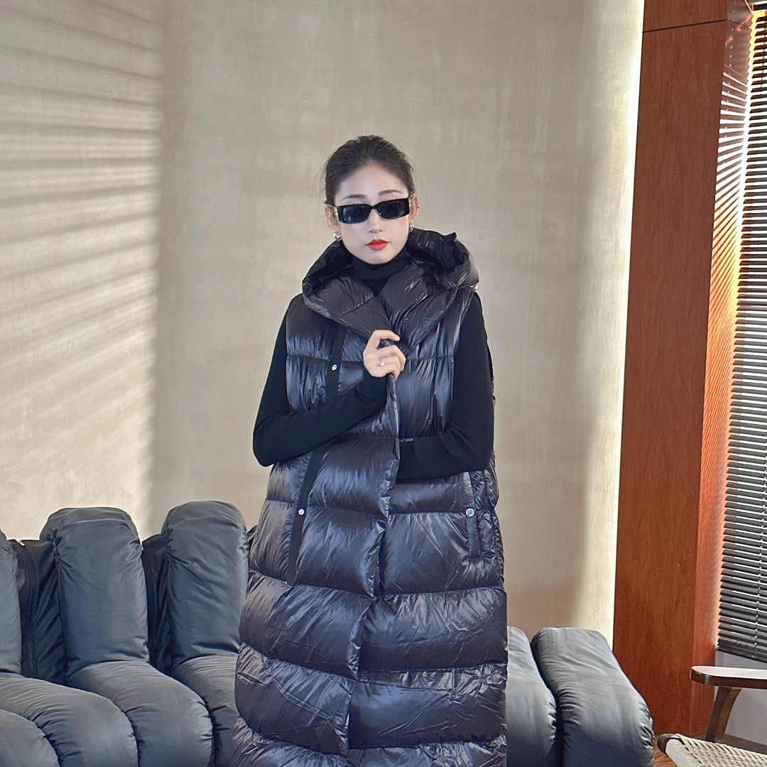 初昕 西栖美好资源分享 绗缝连帽白鹅绒长款马甲羽绒外套