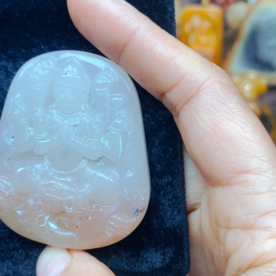 未镶嵌石英质玉（黄龙玉）颈饰