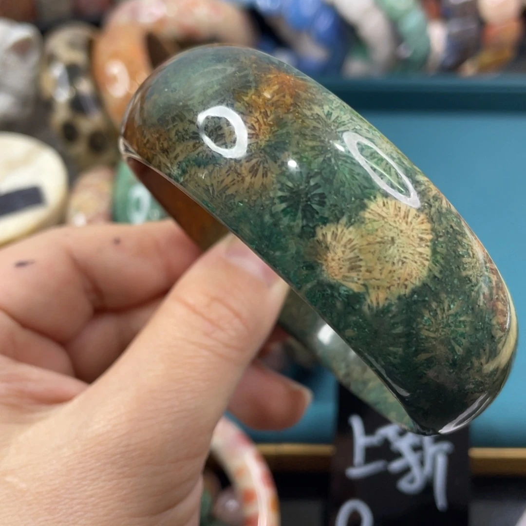 未镶嵌手镯硅化玉