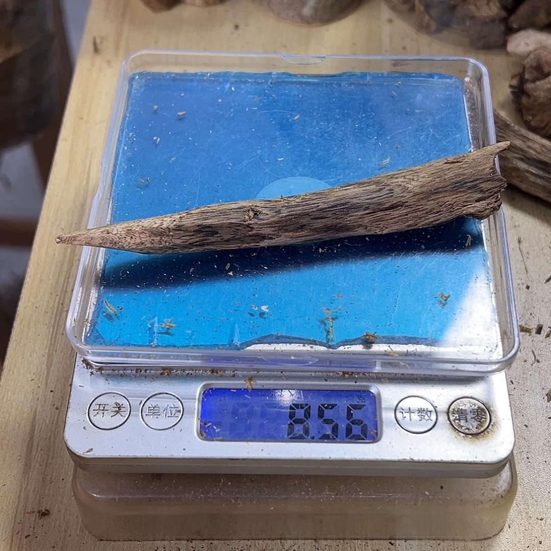 香料绿奇楠虫漏8克蓝宝石天然虫